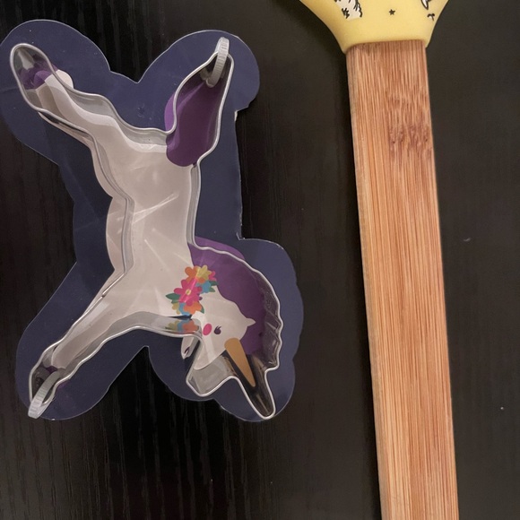 Yellow Llama Spatula AND Unicorn Cookie Cutter - Picture 5 of 11
